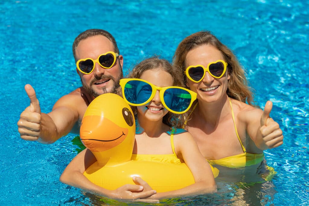 familia feliz piscina al aire libre lowres